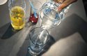 Vysokou sklenici naplňte do 3⁄4 vodou