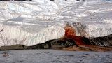 Záhada děsivého Krvavého vodopádu objasněna! Za rudé zbarvení může jezero staré milion let