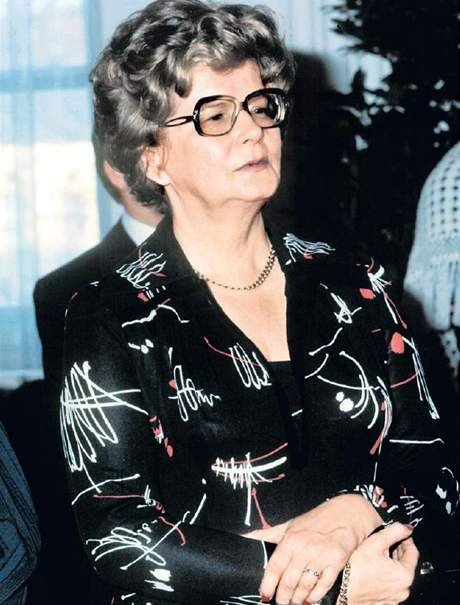 Viera Husáková během oslav MDŽ na Pražském hradě v roce 1977. O půl roku později zahynula při letecké nehodě.