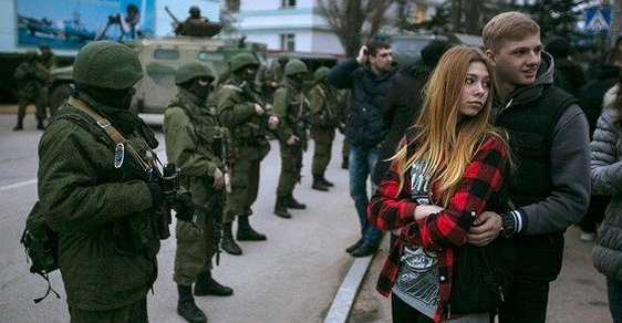 Krym: Fotky s ruskými vojáky, které obyvatelé milují. Propaganda jede na plné obrátky