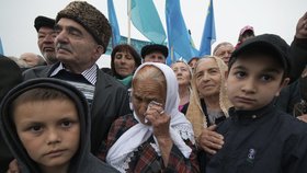 Na Krymském poloostrově se sešly tisíce lidí.