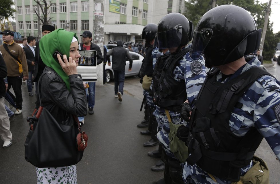 Krymští policisté hlídali demonstranty, aby mohli zasáhnout u případných násilností.