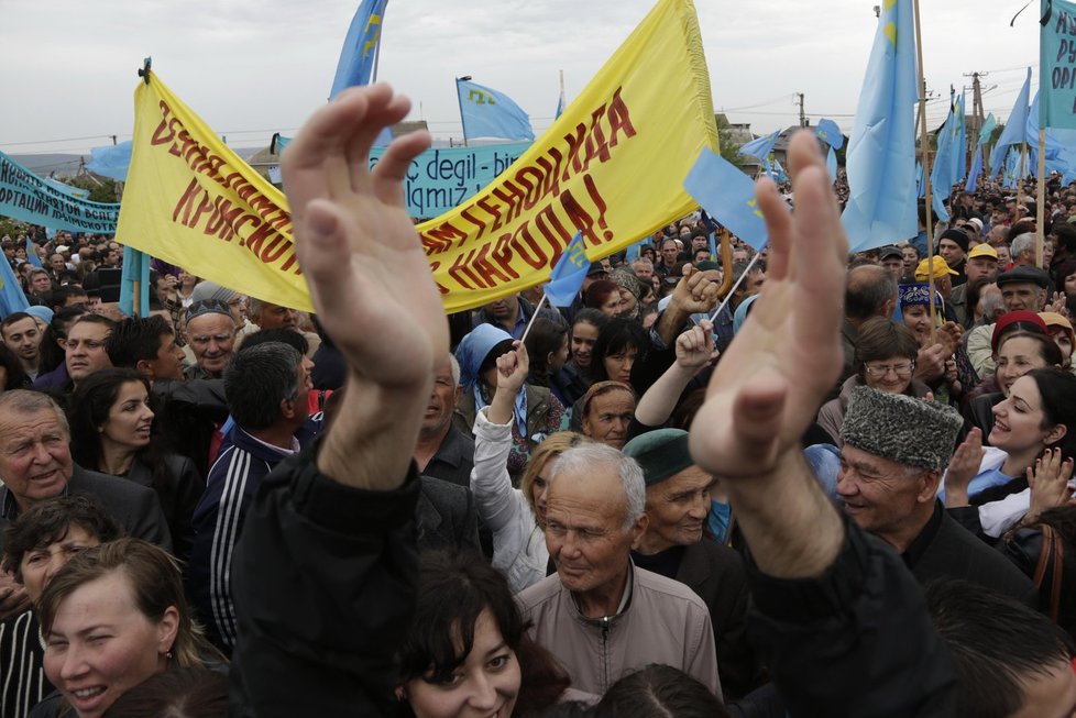 Lidé přinesli spoustu praporů a transparentů.