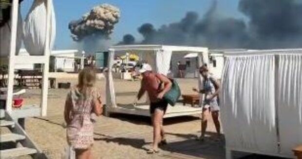 Exploze otřásly Krymem, vyděsily i dovolenkáře na pláži. Napadena byla ruská základna