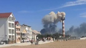 Kouř po explozi na Krymu (9. 8. 2022)