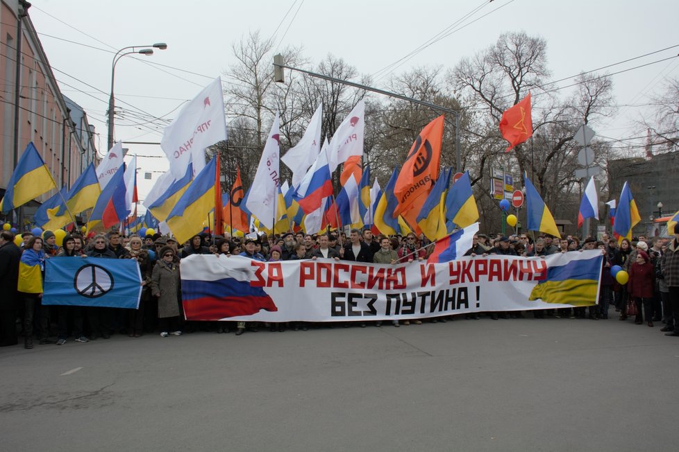 „Za Rusko a Ukrajinu bez Putina!“ Moskevský pochod proti anexi Krymu (15. 3. 2014).