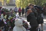 Kerč na Krymu se v pátek loučí s oběťmi středeční střelby a exploze v místní škole, za jejíhož pachatele vyšetřovatelé označili osmnáctiletého studenta Vladislava Rosljakova.