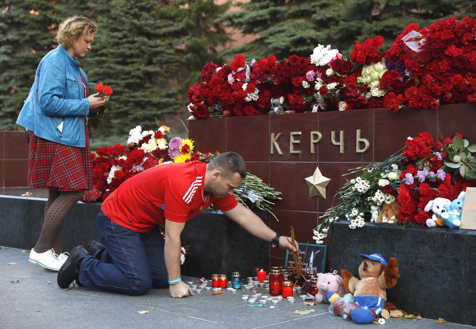 Kerč na Krymu se v pátek loučí s oběťmi středeční střelby a exploze v místní škole, za jejíhož pachatele vyšetřovatelé označili osmnáctiletého studenta Vladislava Rosljakova.
