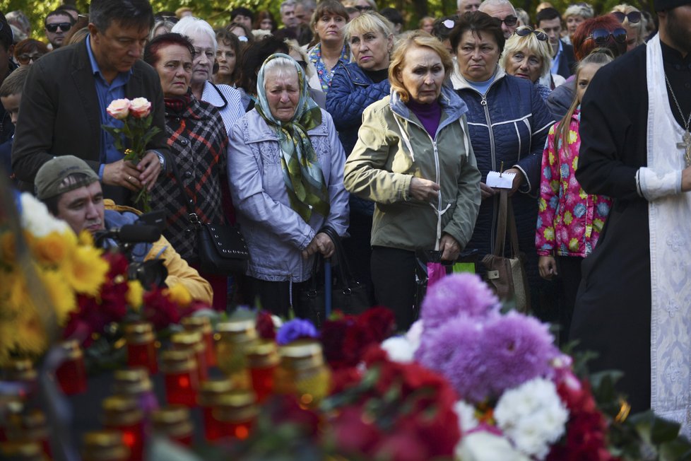Kerč na Krymu se dnes loučí s oběťmi středeční střelby a exploze v místní škole, za jejíhož pachatele vyšetřovatelé označili osmnáctiletého studenta Vladislava Rosljakova.
