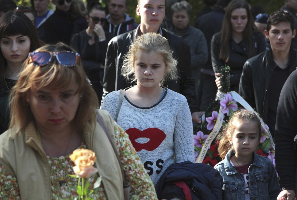 Kerč na Krymu se dnes loučí s oběťmi středeční střelby a exploze v místní škole, za jejíhož pachatele vyšetřovatelé označili osmnáctiletého studenta Vladislava Rosljakova.
