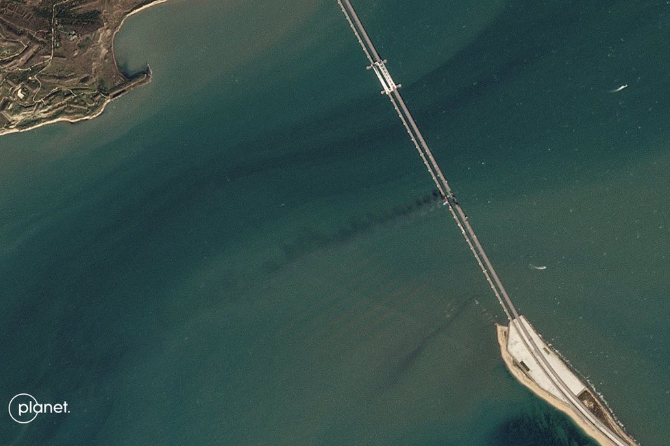 Požár Kerčského mostu na satelitním snímku (8. 10. 2022).