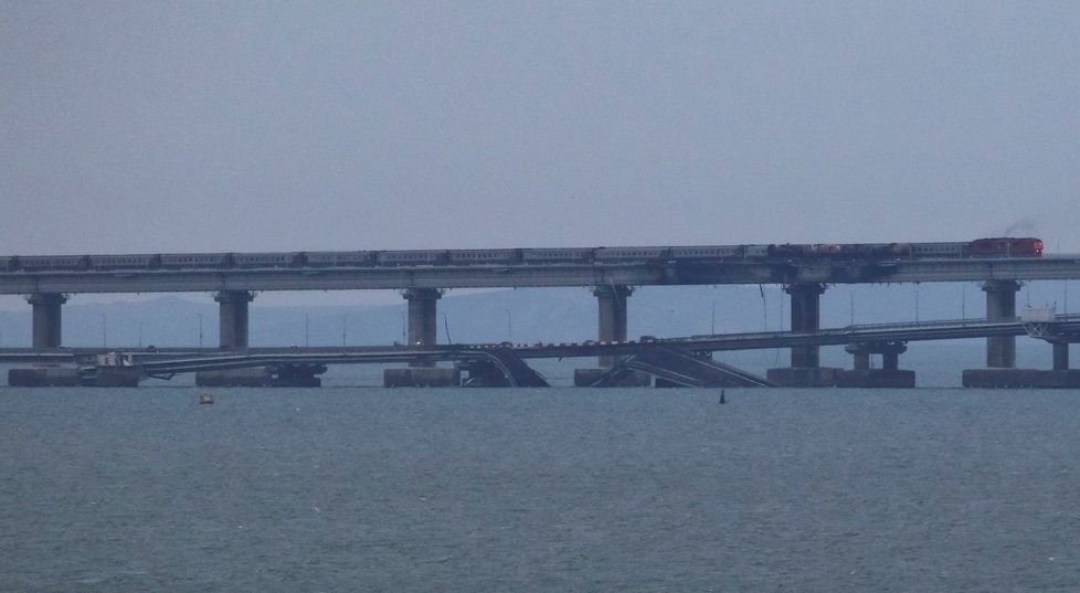 Vlaky na Kerčském mostě zase jezdí (9. 10. 2022).