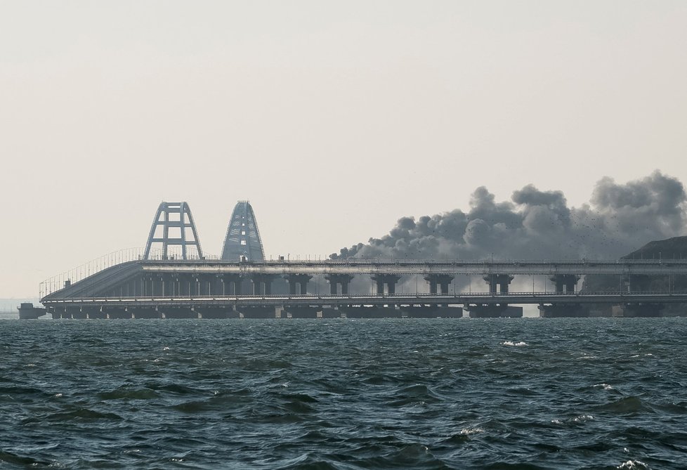 Požár a zřícení Krymského/Kerčského mostu (8. 10. 2022).