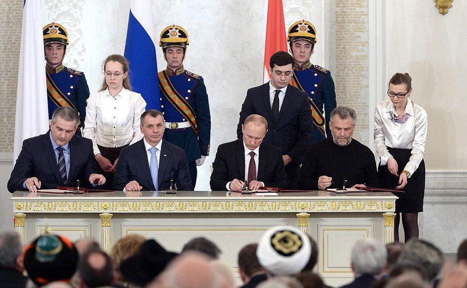 Vladimir Putin při podpisu připojení Krymu k Rusku (2014)