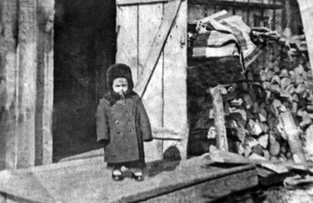 Stalin Krymské Tatary deportoval na východ. Dítě v Molotovské (dnes Permské) oblasti, 1944.