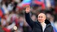 Vladimir Putin na stadioně slaví 8 let anexe Krymu.
