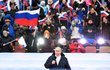 Vladimir Putin na stadioně slaví 8 let anexe Krymu.