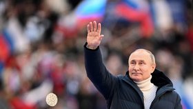 Vladimir Putin na stadioně slaví 8 let anexe Krymu.