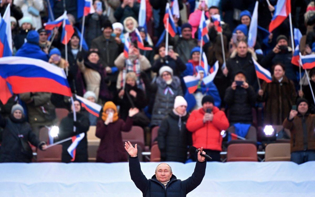 Vladimir Putin na stadioně slaví 8 let anexe Krymu.