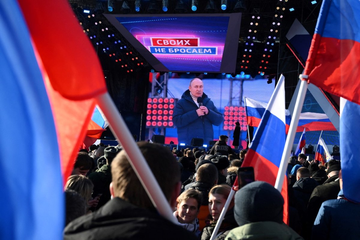 Vladimir Putin na stadioně slaví 8 let anexe Krymu.