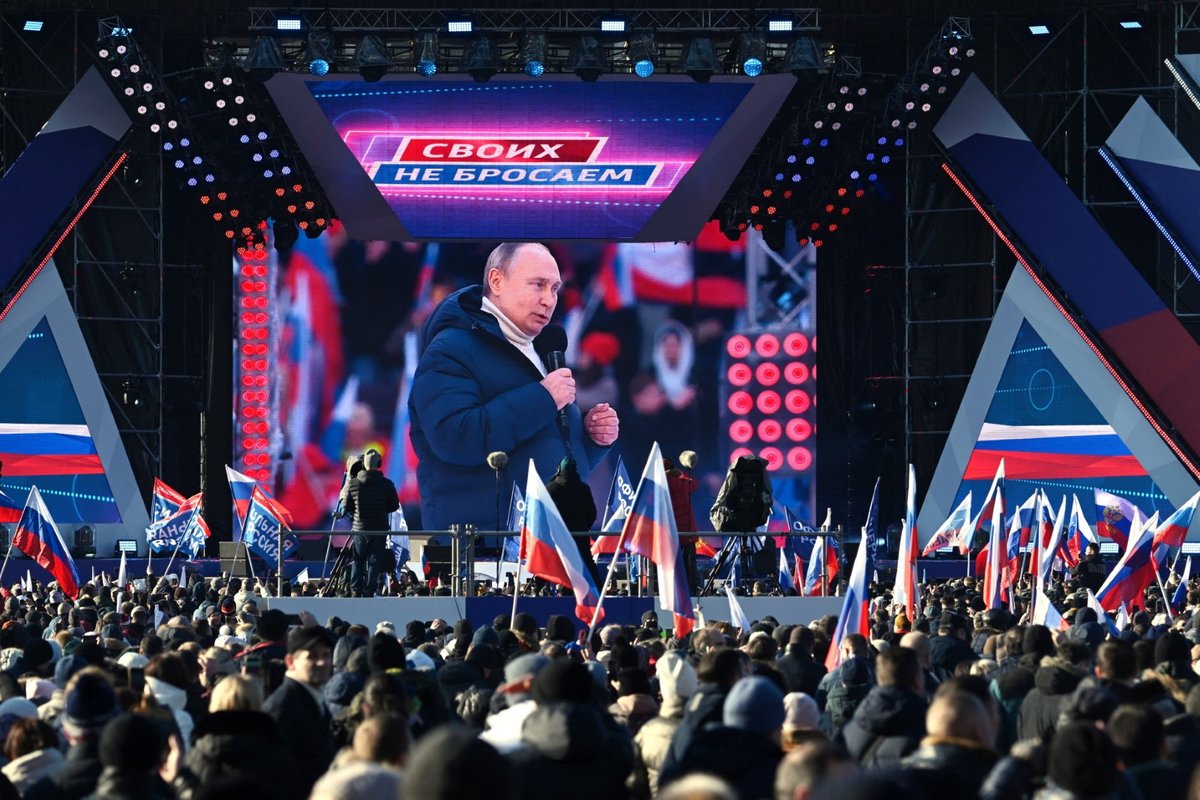 Vladimir Putin na stadioně slaví 8 let anexe Krymu.