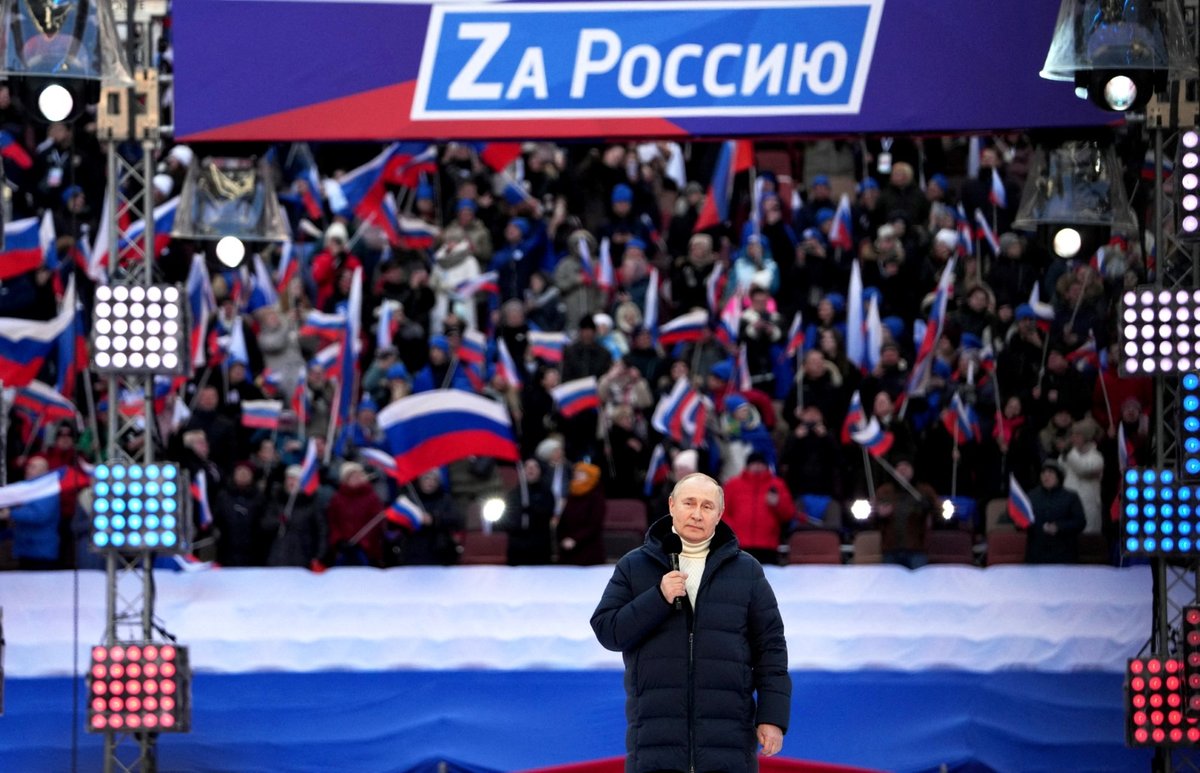 Vladimir Putin na stadioně slaví 8 let anexe Krymu.