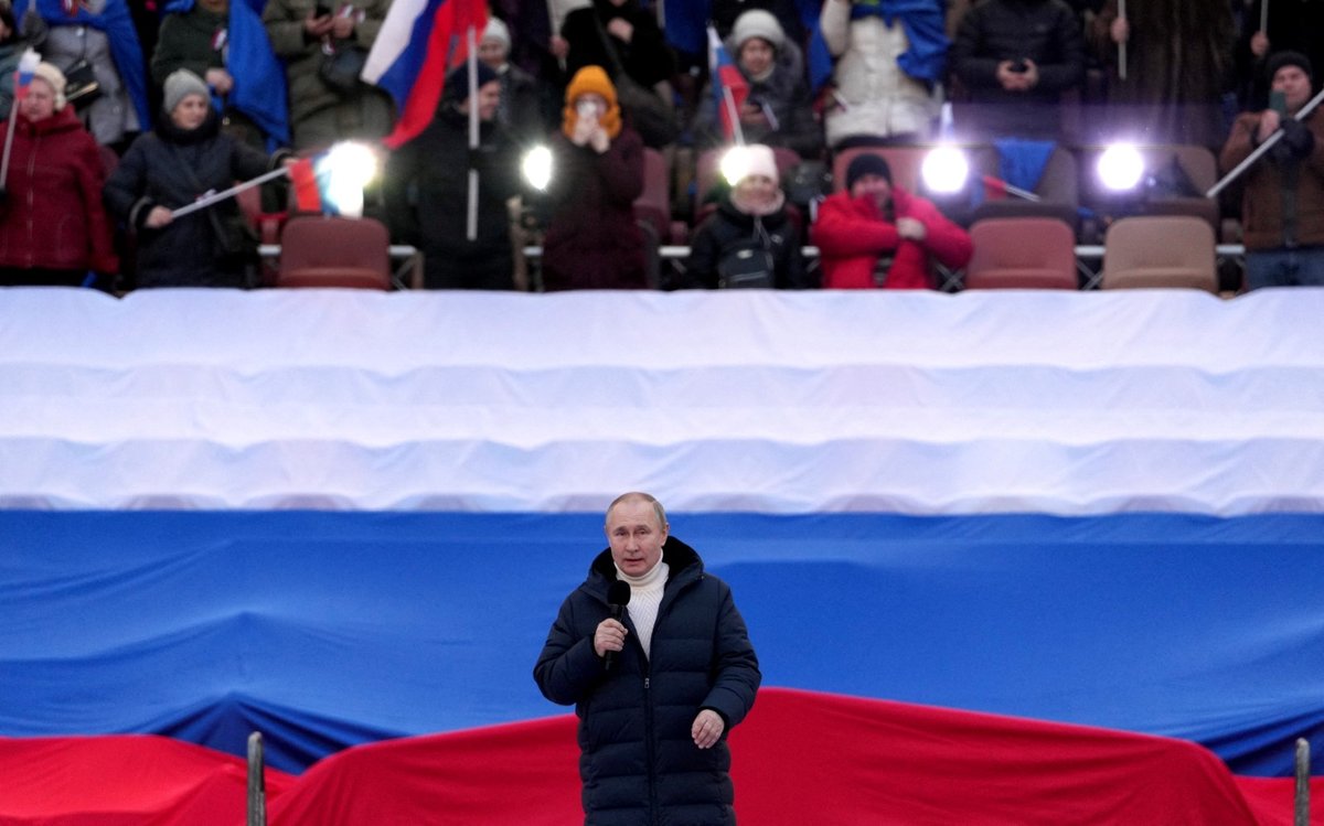 Vladimir Putin na stadioně slaví 8 let anexe Krymu.