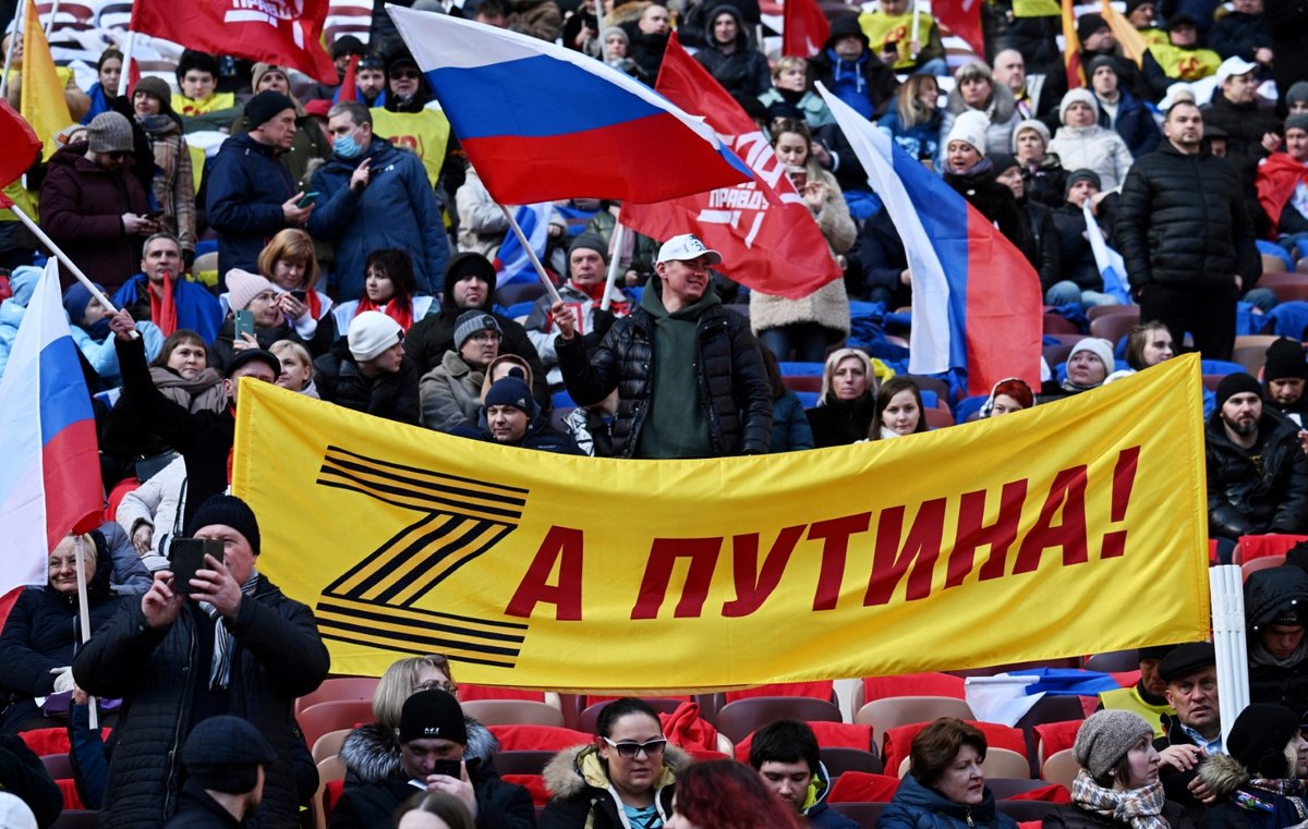 Vladimir Putin na stadioně slaví 8 let anexe Krymu.