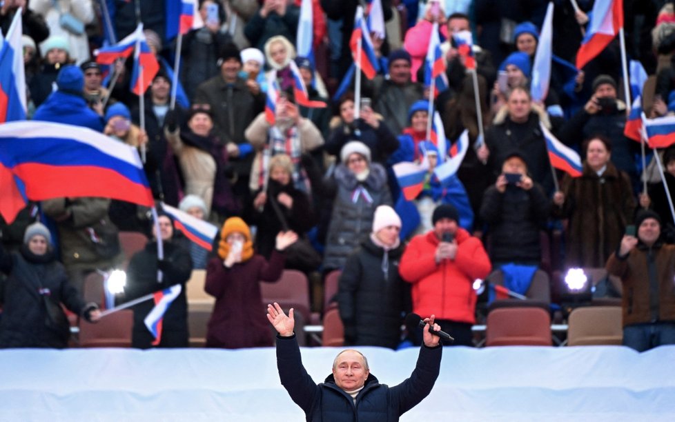 Vladimir Putin na stadionu slaví 8 let anexe Krymu.