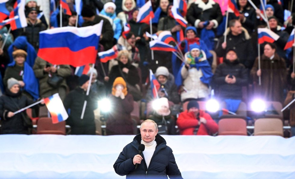 Vladimir Putin na stadioně slaví 8 let anexe Krymu.