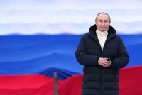 Putin sklízel ovace na ruském stadionu. V péřovce za 315 tisíc korun?!