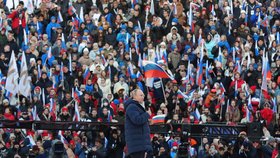 Putin před 80 tisíci stoupenci oslavoval anexi Krymu.
