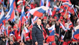 Putin před 80 tisíci stoupenci oslavoval anexi Krymu.