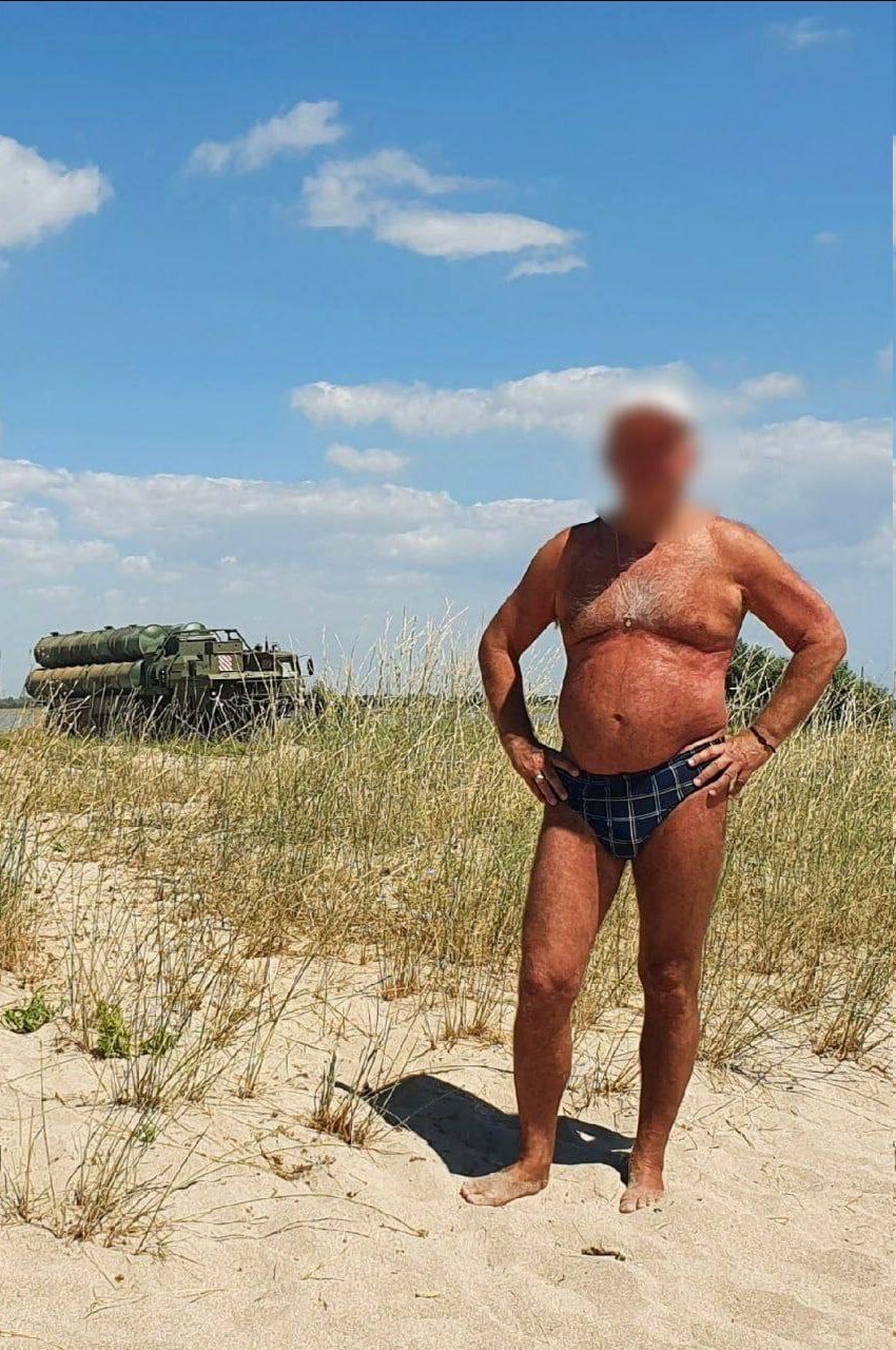 Také tento ruský dovolenkář na Krymu pomohl svou pózovací fotografií zaměřit okupantskou armádní techniku