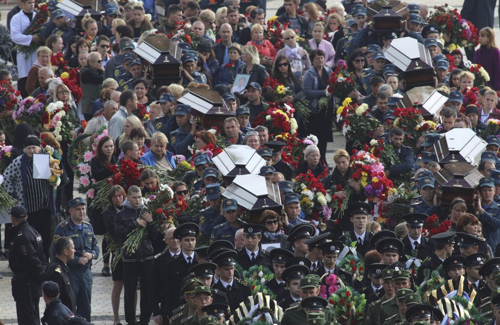 S oběťmi masakru na kerčské škole se přišly rozloučit tisíce lidí.