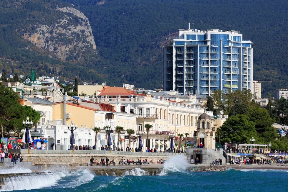 Na pobřeží Černého moře leží řada krymských letovisek. Třeba Jalta