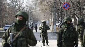 Ozbrojená jednotka stráží poblíž parlamentní budovy v Simferopolu.