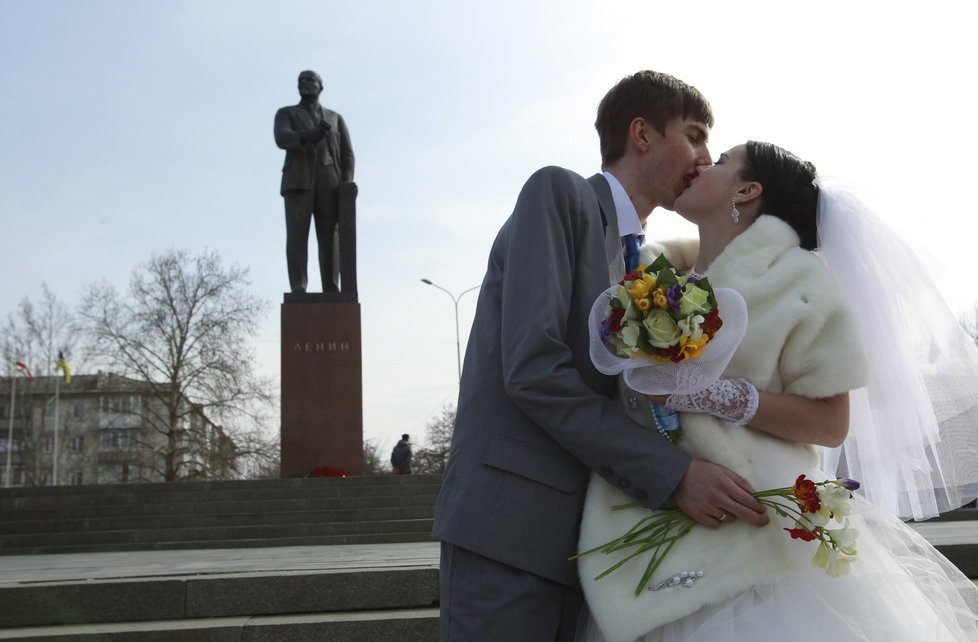 Romantika nově sezdaného páru u sochy Lenina v Simferopolu.