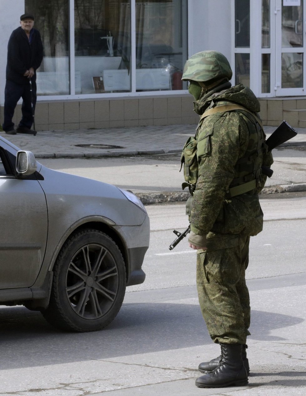 Vojáci na Krymu hlídají důležité budovy.