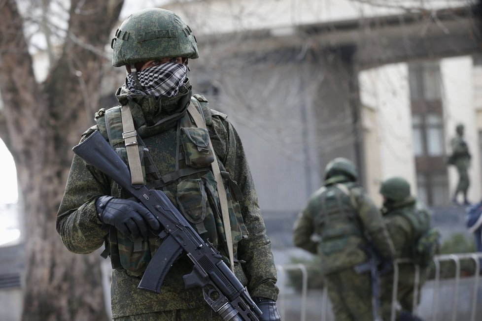 Ozbrojení vojáci v Simferopolu zaujali strategické pozice.