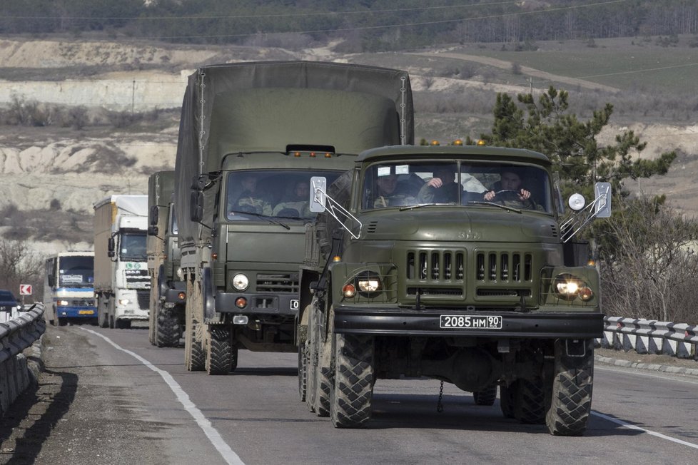 Ruští vojáci přejíždějí ze Sevastopolu do Simferopolu.