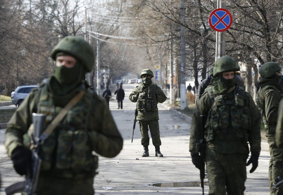 Ozbrojená jednotka stráží poblíž parlamentní budovy v Simferopolu.