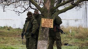 Ozbrojení muži, zřejmě ruští vojáci, na stráži u hranic poblíž Sevastopolu.