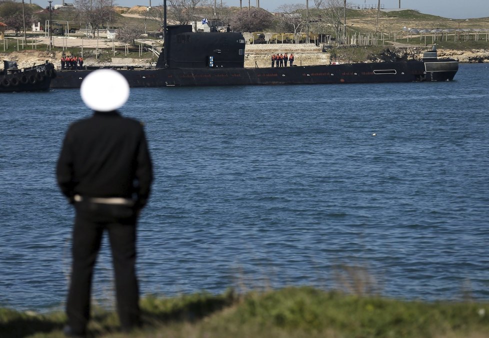 Ukrajinský námořník se loučí s ponorkou Zaporižžja