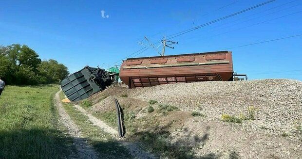 Podezřelý incident na Krymu. Vykolejil vlak s obilím, Rusové mluví o explozi na trati