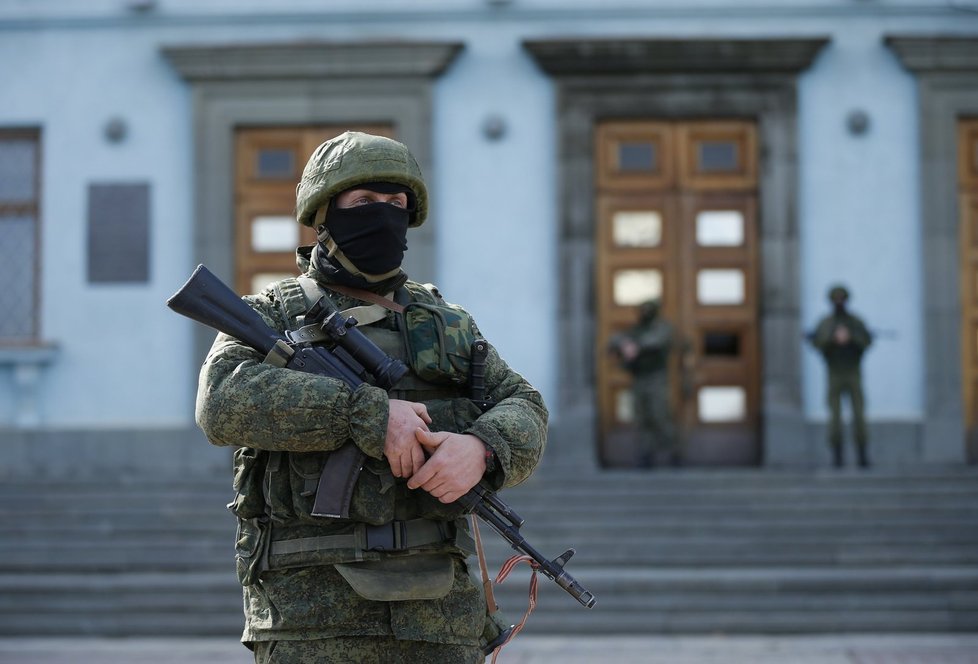 Vojáci chrání klíčové budovy na Krymu.
