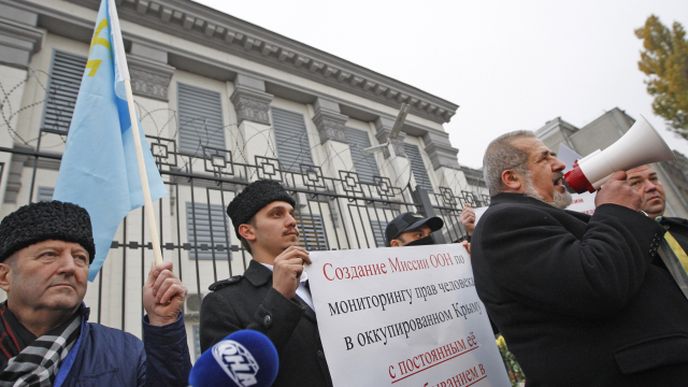 Tataři na Krymu během demonstrace