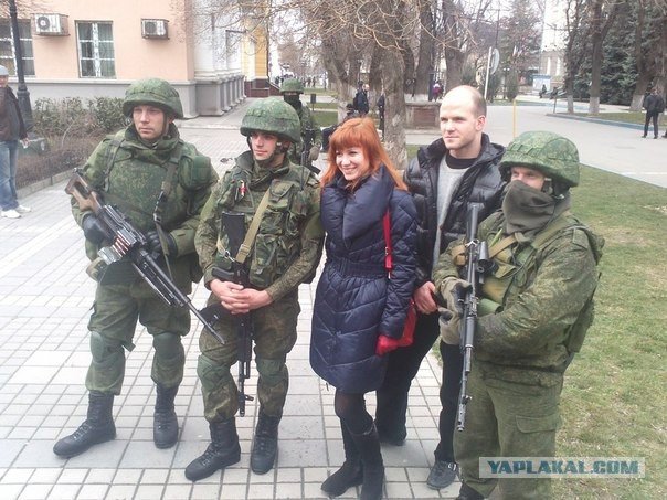 Když propaganda jede na plné obrátky. Fotky s ruskými vojáky, které obyvatelé Krymu milují.