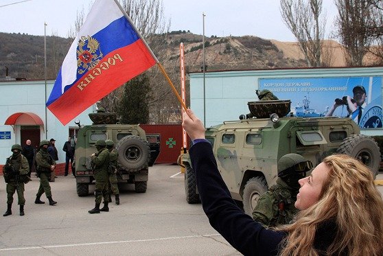 Když propaganda jede na plné obrátky. Fotky s ruskými vojáky, které obyvatelé Krymu milují.
