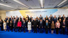 Summit Krymské platformy: V popředí Markéta Pekarová Adamová, Ruslan Stefančuk a Miloš Vystrčil (24. 10. 2023)